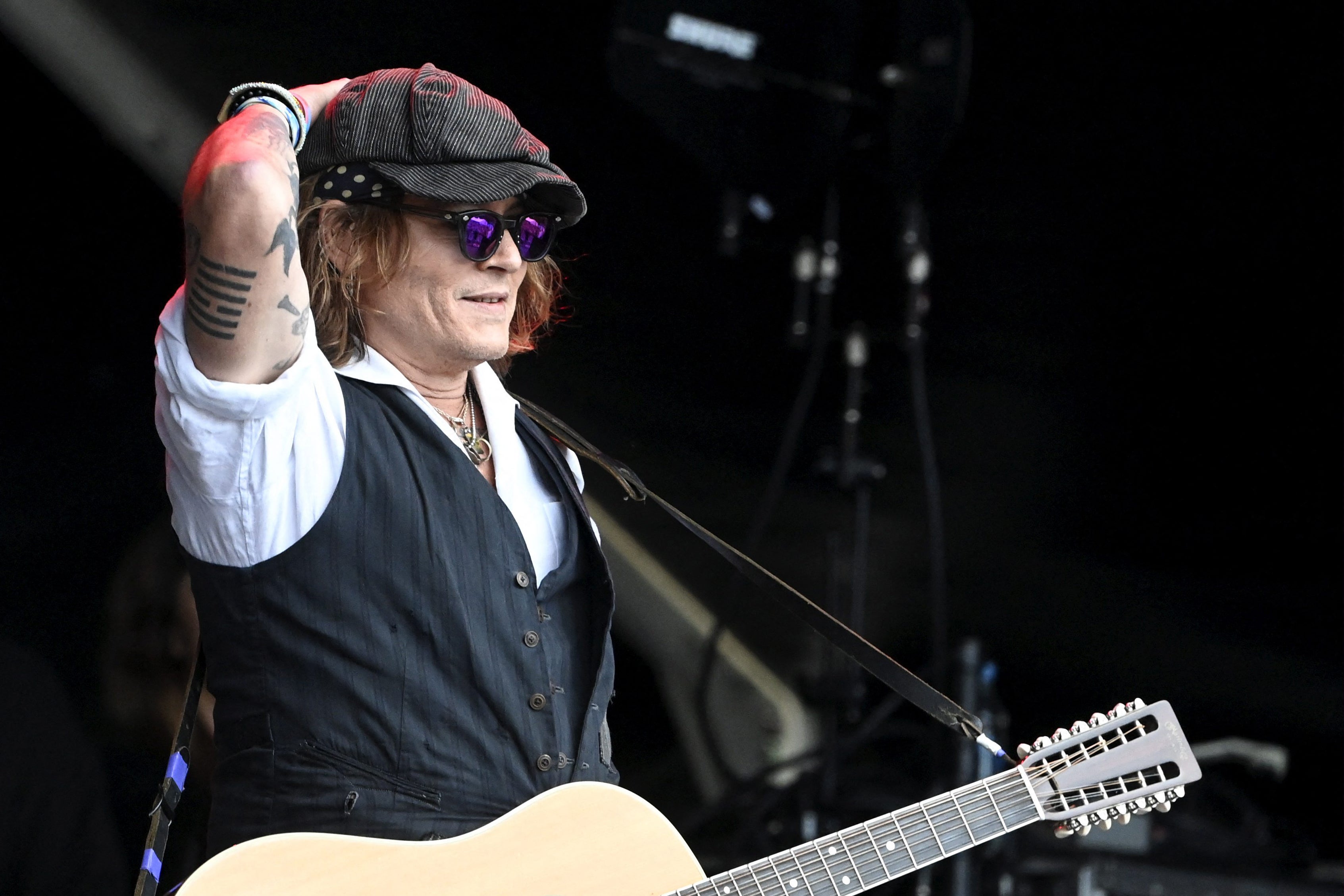 Johnny Depp, en la foto actuando en Helsinki en 2022, se unió a Aerosmith en el escenario del Hollywood Bowl