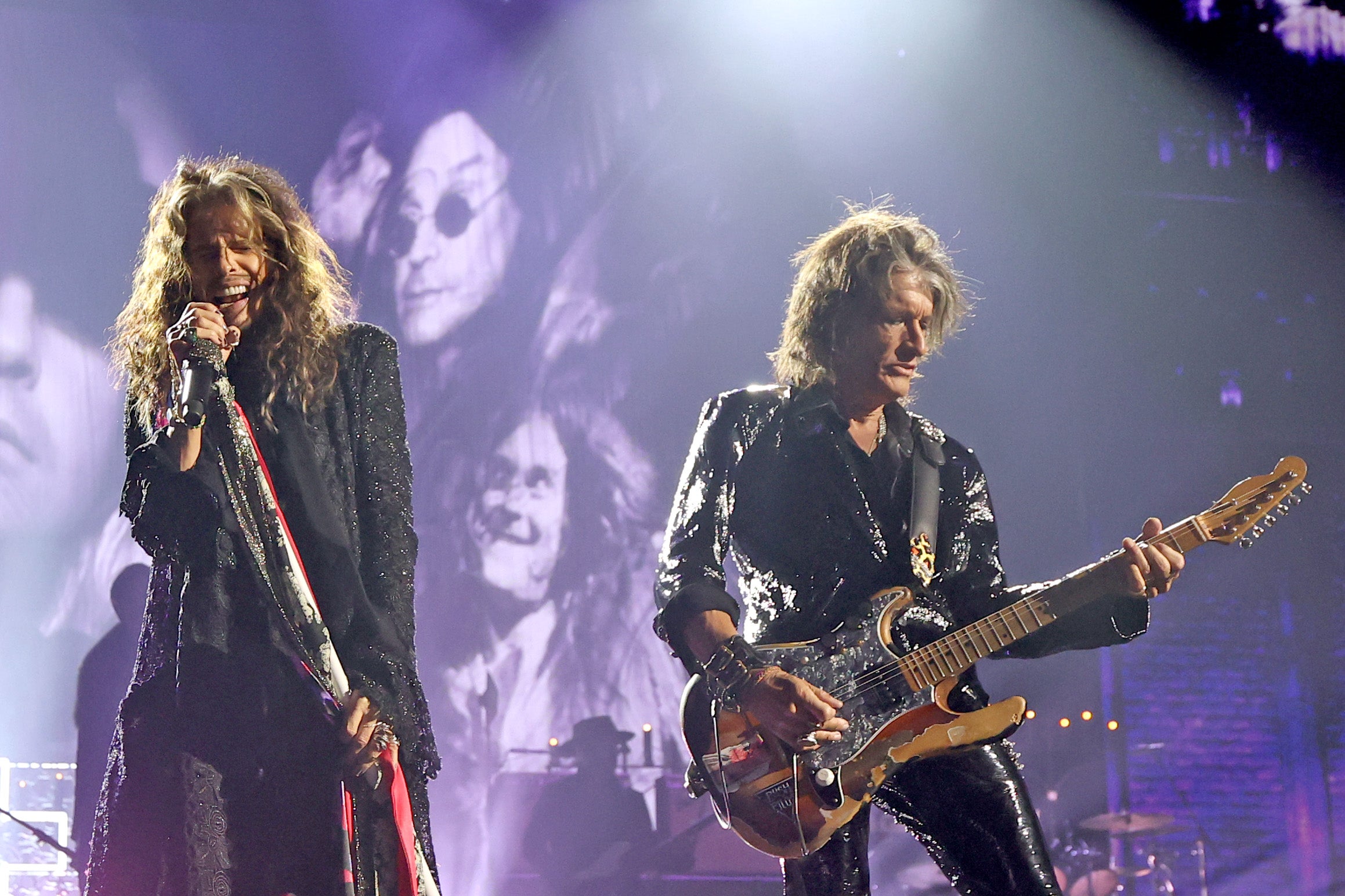 Steven Tyler y Joe Perry, de Aerosmith, actuando juntos en 2025