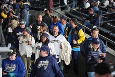 Fanáticos de Cerveceros inundan calles de Milwaukee para desfile del título de la Serie Mundial