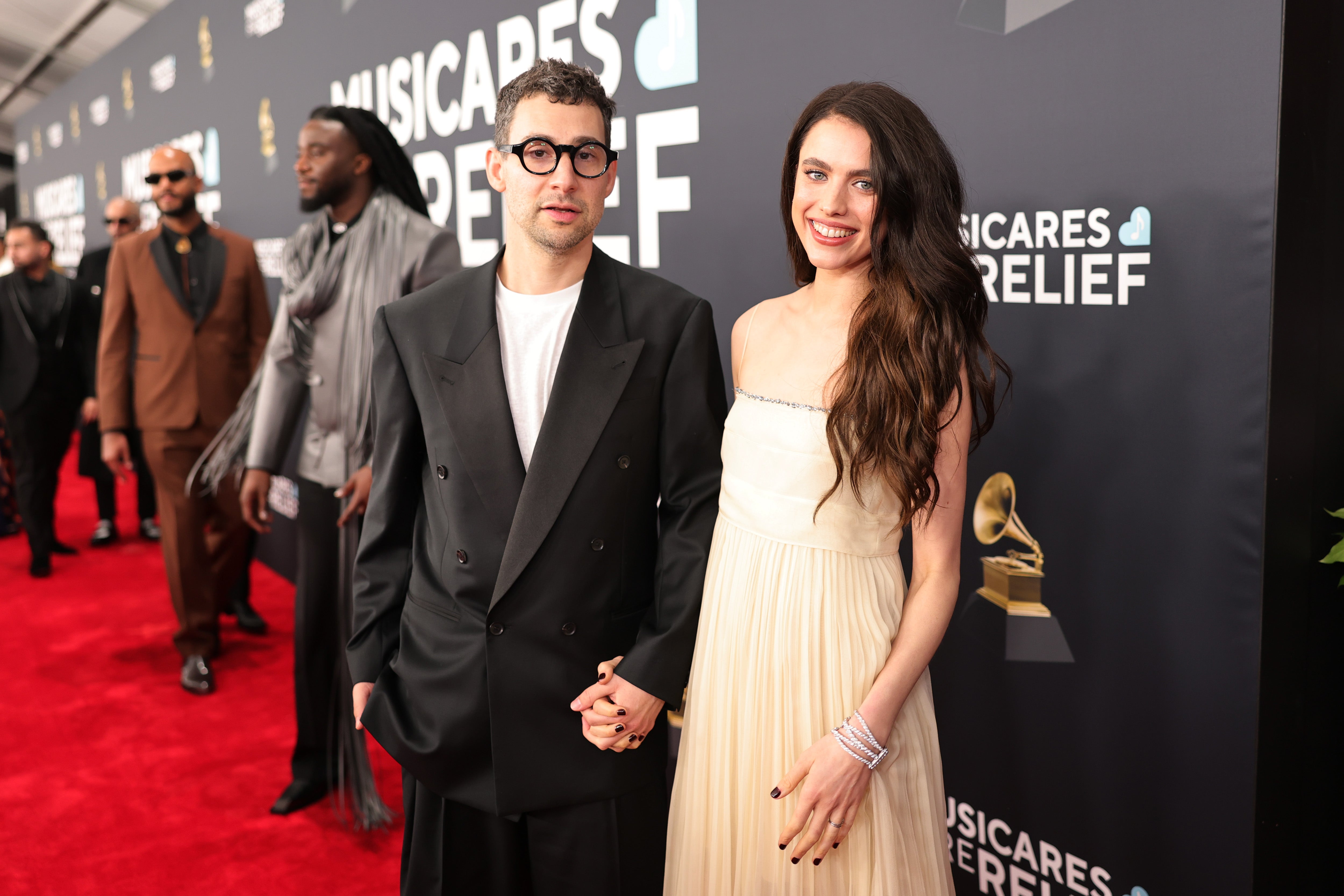 Jack Antonoff explicó recientemente que encontraba fuerza al interpretar las canciones de amor que había compuesto sobre Qualley tras su ruptura