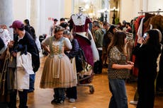 De La traviata al Cascanueces: el Teatro Municipal de Santiago vende su vestuario en pleno Halloween