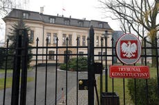 Policía rodea Corte Constitucional de Polonia tras protestas por suspensión de magistrado presidente