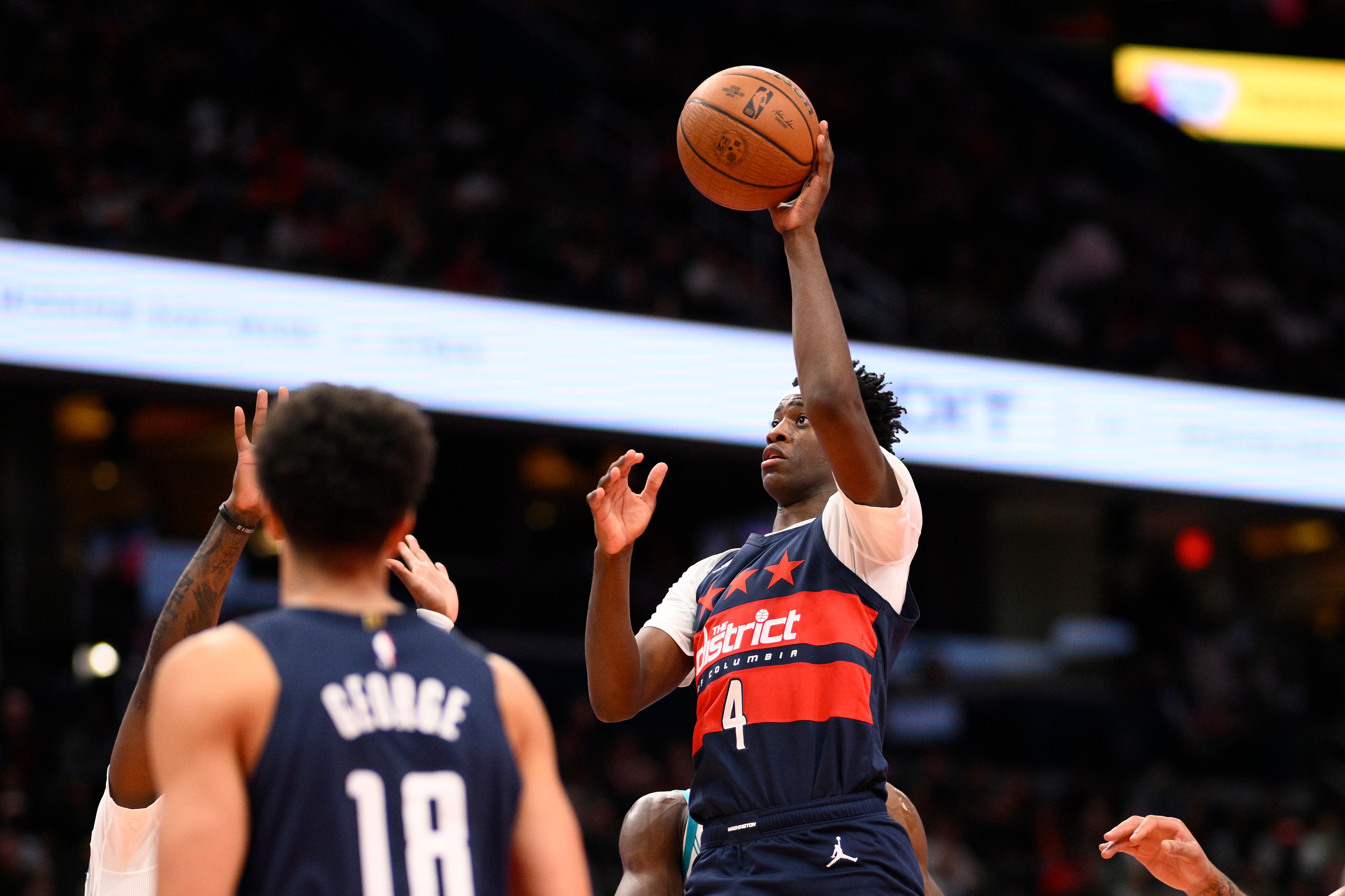 AJ Dybantsa brilla al debutar en casa y Wizards aplastan a Hornets por 95-79