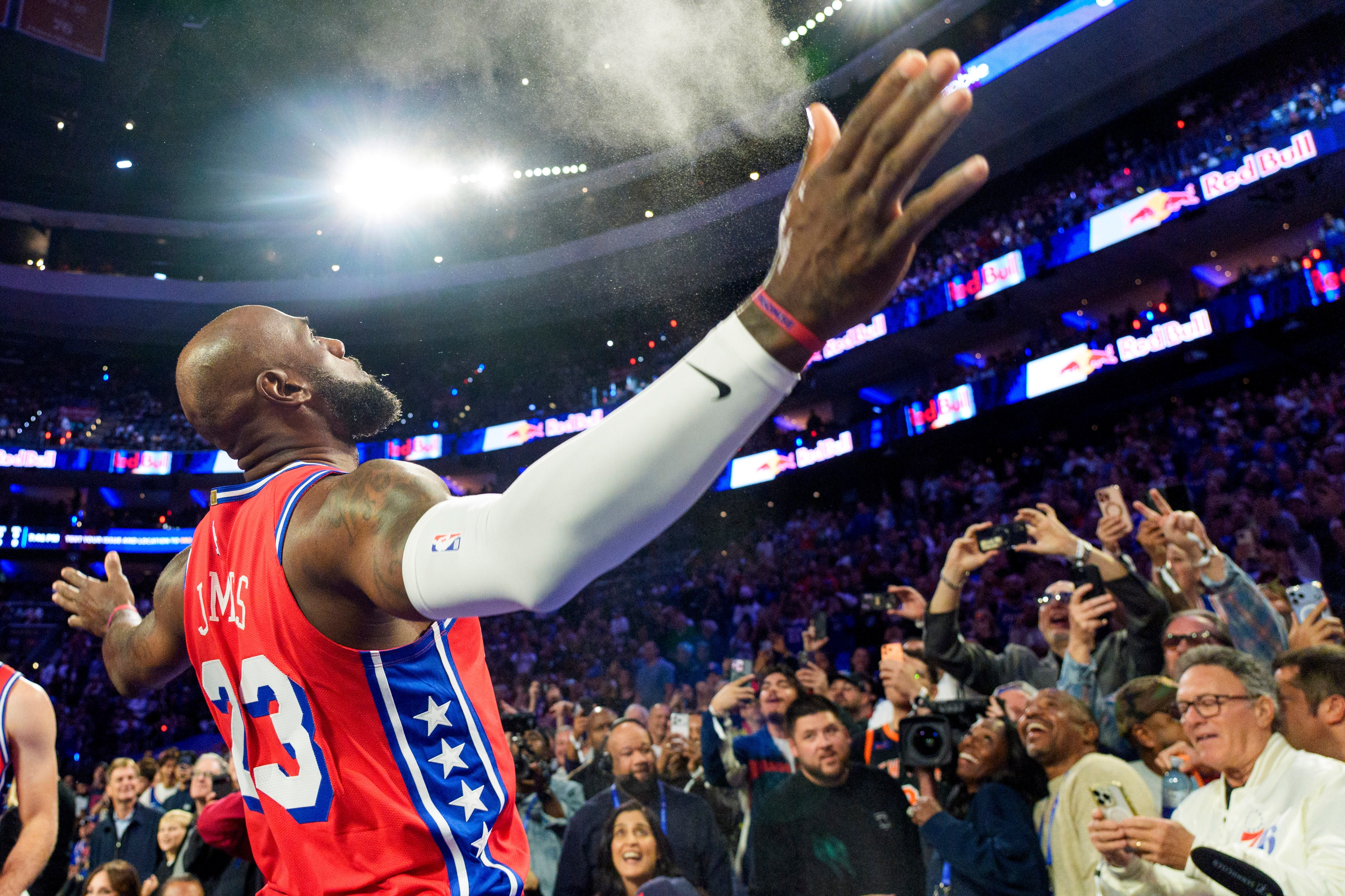 LeBron James anota 20 puntos y ayuda a que 76ers venzan a Knicks por 98-93