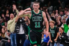 Pritchard anota 30 y los Celtics vencen 125-111 a los Bulls en su debut en la Copa NBA