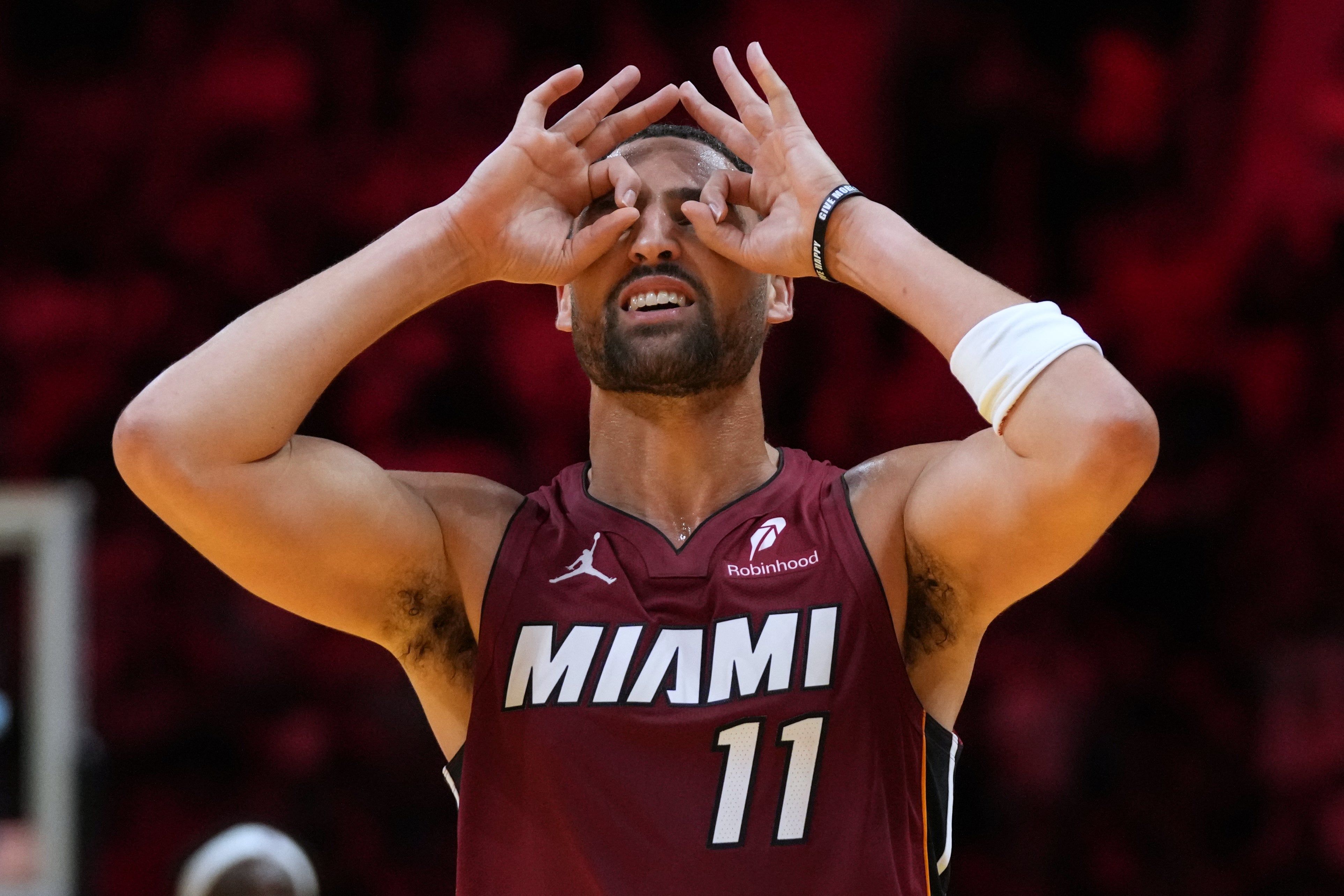 Giannis logra triple-doble; Heat abre la Copa NBA con triunfo 145-125 ante Pacers