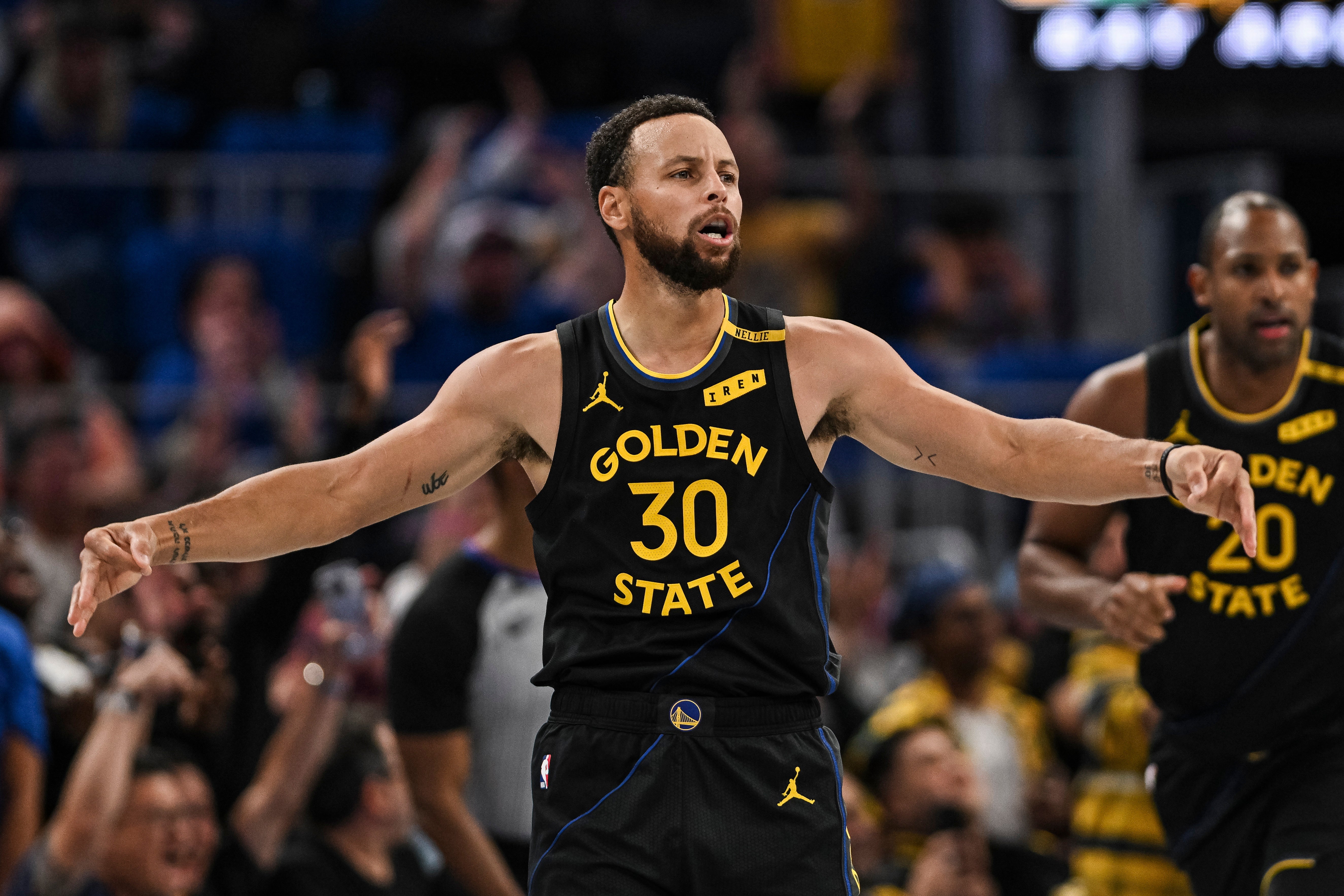 Stephen Curry anota 31 puntos y supera a Luka Doncic. Warriors remontan y vencen 112-95 a Lakers