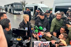 Civiles de Oleshky, devastada por la guerra, llegan a Bielorrusia rumbo a Ucrania
