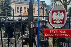 Policía detiene a 3 en protesta nocturna mientras presidente de Polonia apoya a juez suspendido