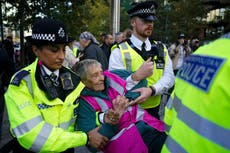 Decenas de detenidos en protesta en apoyo a Palestine Action frente a embajada de EEUU en Londres