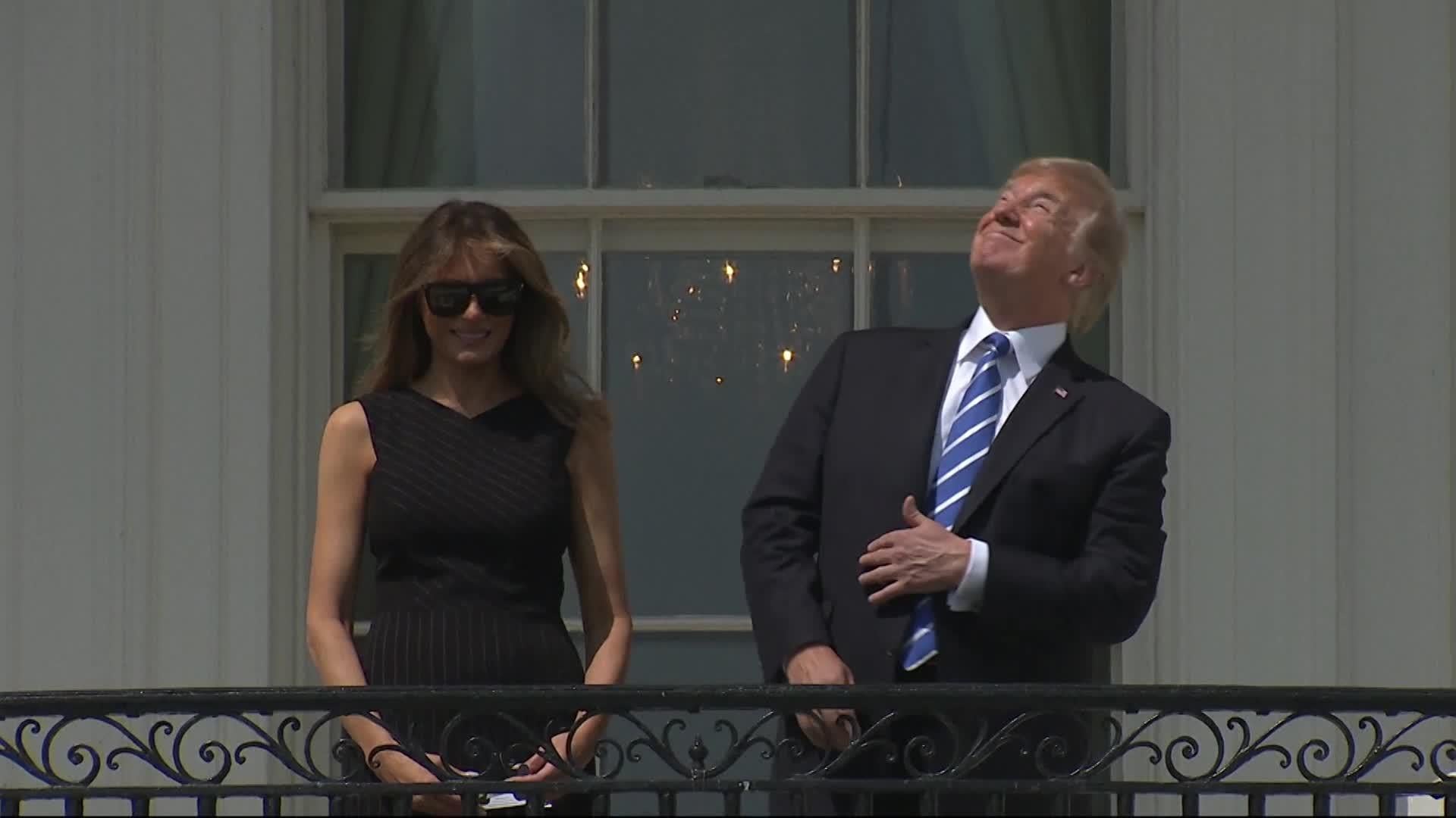 <p>La Casa Blanca volvió a compartir la famosa imagen de Donald Trump mirando directamente al Sol sin gafas de protección durante el eclipse de 2017  </p>