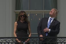 La Casa Blanca comparte la famosa foto de Trump mirando al Sol sin protección