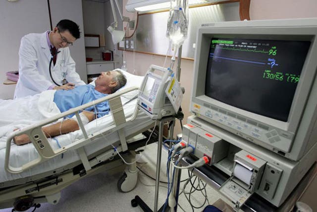 <p> Un paciente durante un estudio cardiovascular de diagnóstico por imágenes  </p>