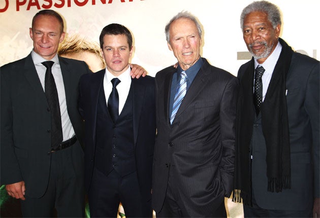 François Pienaar, Matt Damon, Clint Eastwood y Morgan Freeman en el estreno en Londres de 'Invictus'