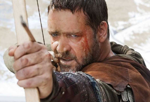 Russell Crowe maldijo después de que un presentador de la BBC sugiriera que los detalles de su acento de Robin Hood no parecían ingleses