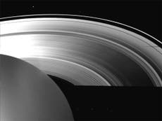 Astrónomos descubren que Saturno tiene un núcleo de “lodo” tan poderoso que mueve anillos del planeta