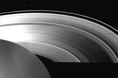 Astrónomos descubren que Saturno tiene un núcleo de “lodo” tan poderoso que mueve anillos del planeta