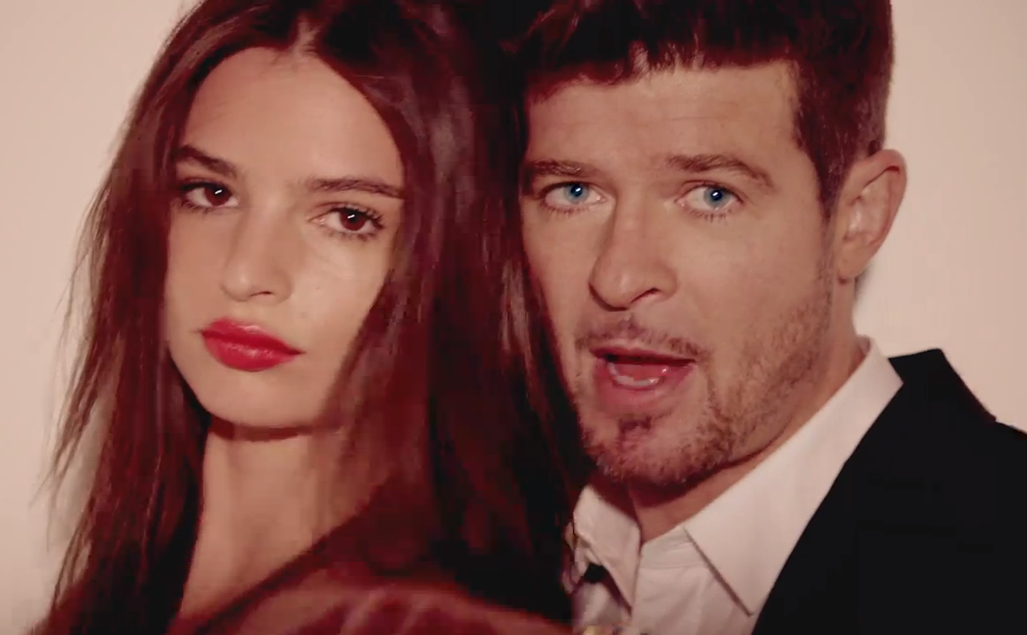 Robin Thicke dice que nunca volverá a hacer videos musicales como “Blurred Lines”