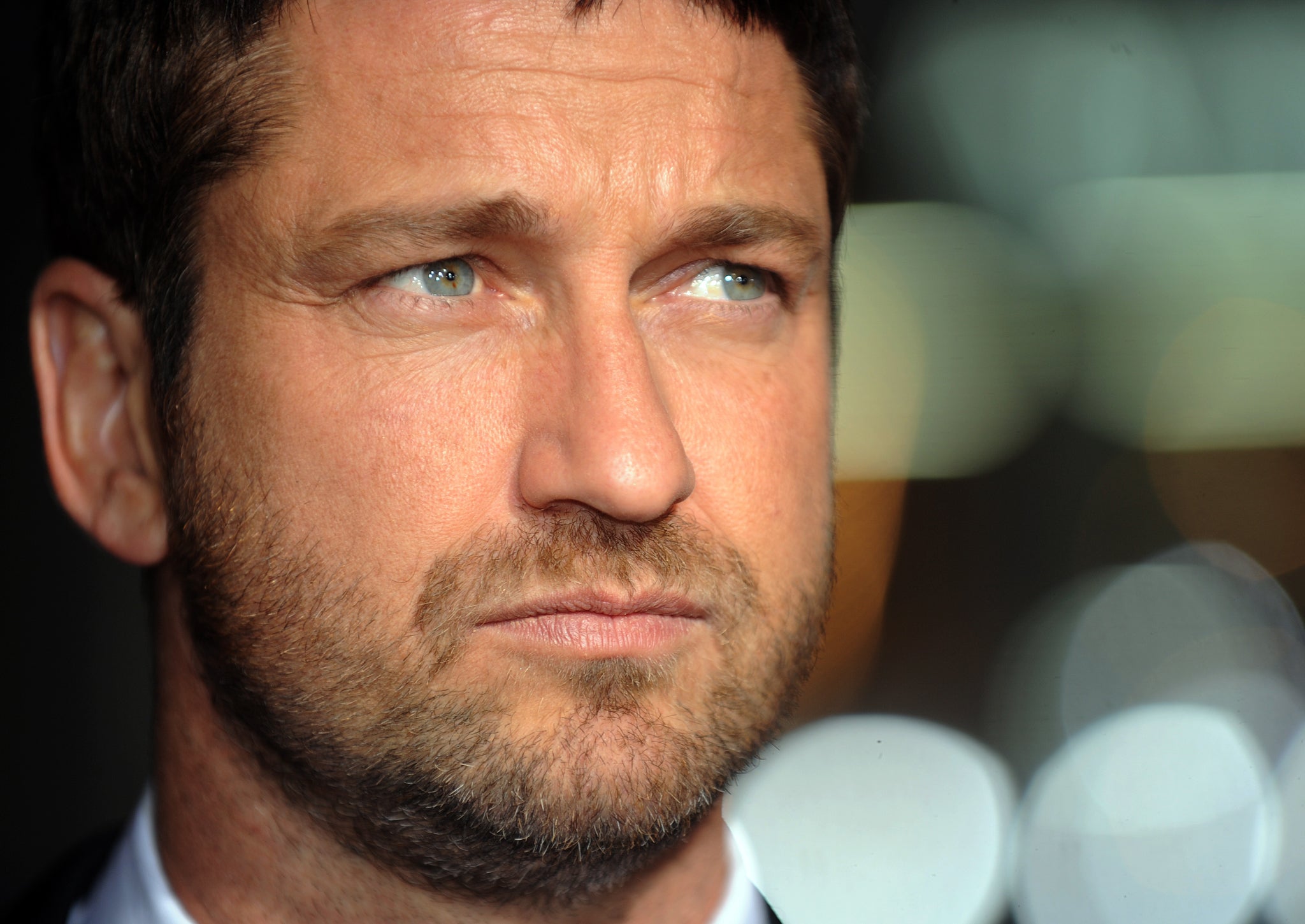 Gerard Butler hirió a tres personas en un solo día de rodaje de su nueva película de acción ‘CopShop’