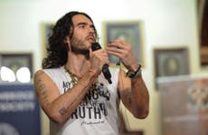 Russell Brand recibe una ola de críticas después de compartir un tweet ‘clasista'