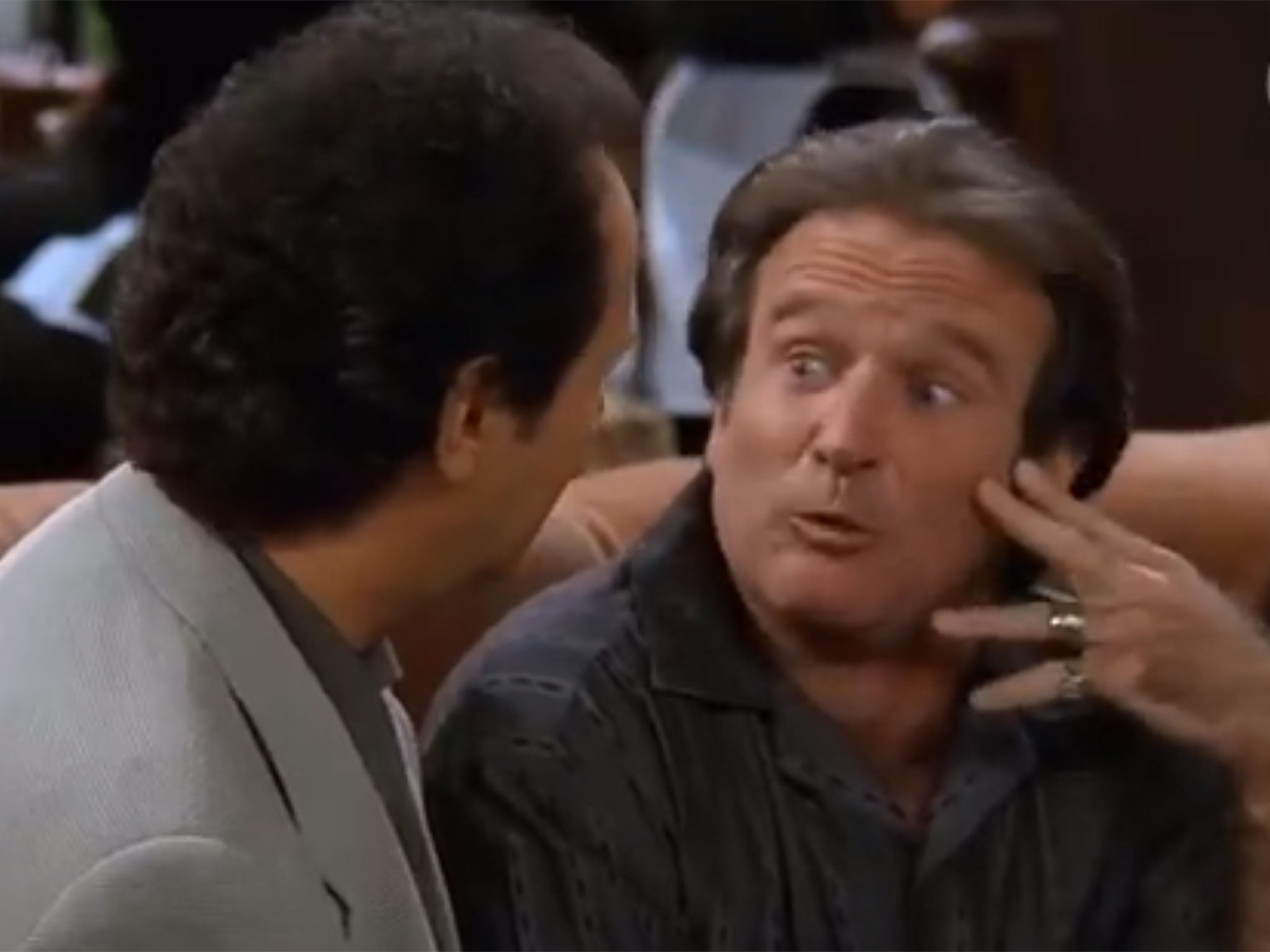 Robin Williams y Billy Crystal interpretaron a los mejores amigos que estrellan el icónico sofá naranja en la cafetería Friends Central Perk. El personaje de Williams está estresado por las sospechas de que su esposa lo está engañando.