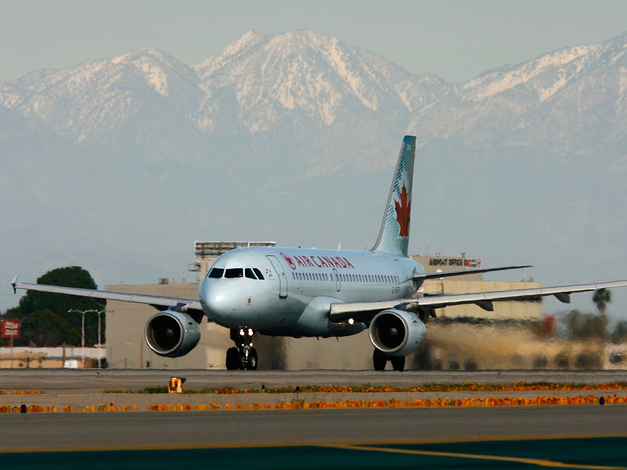 Air Canada ofrece pases de vuelo ilimitados.