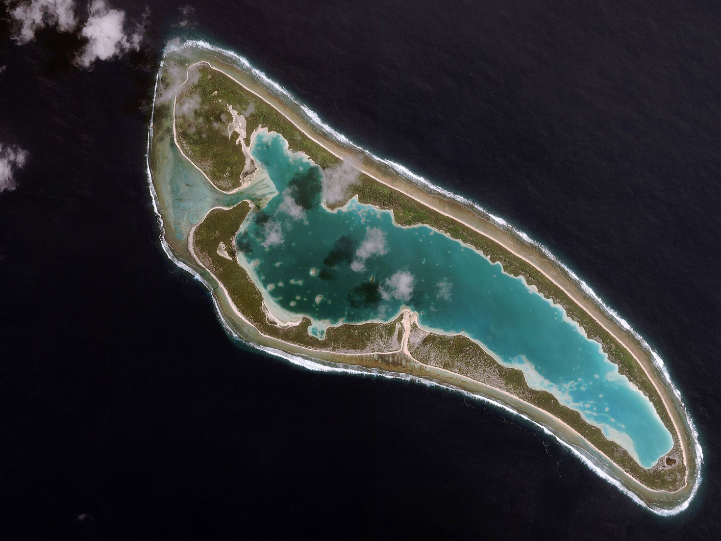La isla de Nikumaroro, en el Pacífico, un atolón coralino inhabitado donde los investigadores creen que podrían estar los restos del avión de Amelia Earhart
