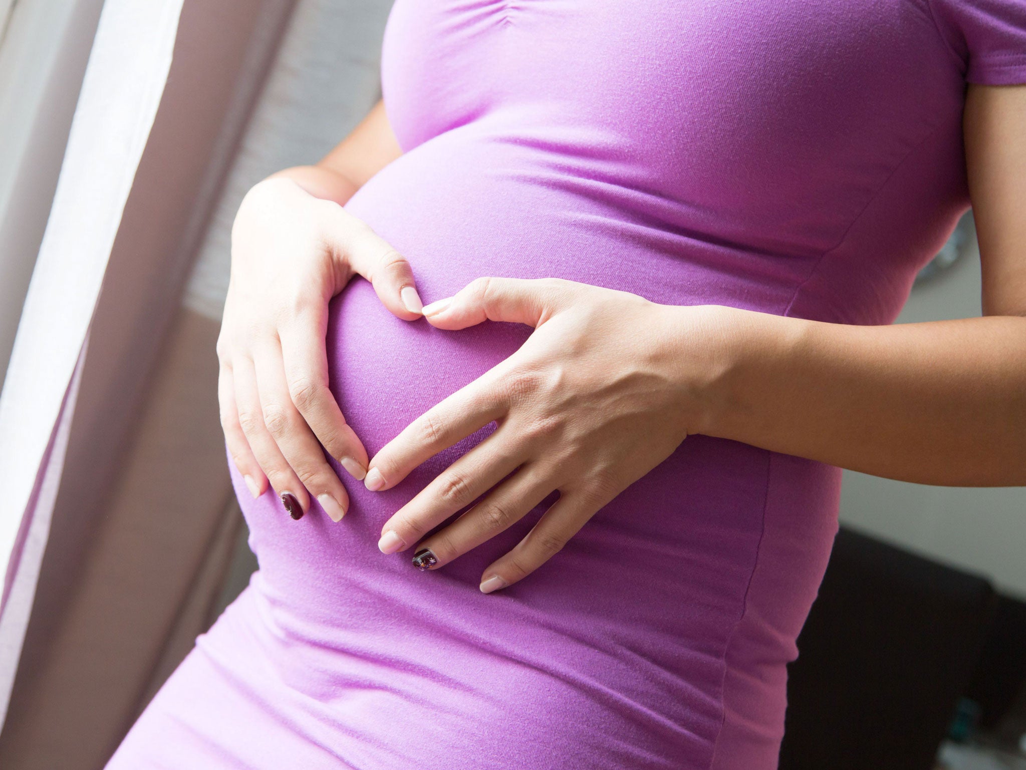 Después de contactar a su médico, las mujeres que desarrollan varicela durante el embarazo deben ser derivadas a un especialista en medicina fetal.