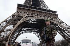 Torre Eiffel evacuada tras amenaza de bomba