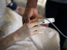 Escasez de enfermeras deja a personas morir de dolor, advierte organización benéfica