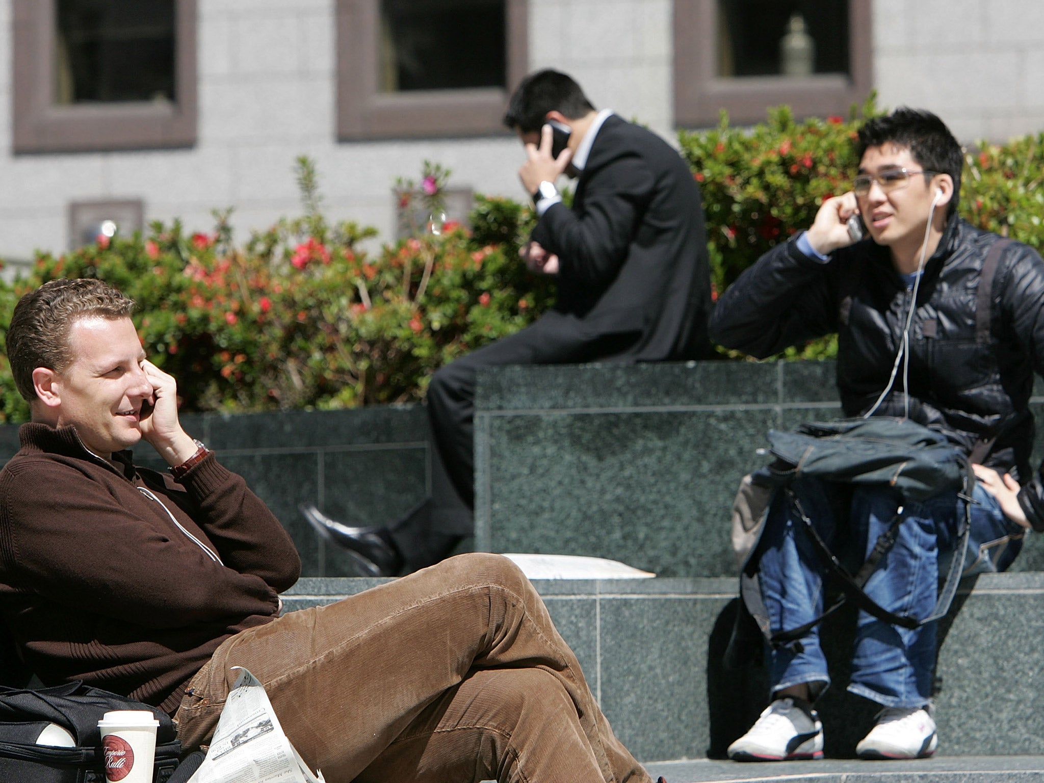 Los teléfonos móviles escanean constantemente las torres de telefonía cercanas