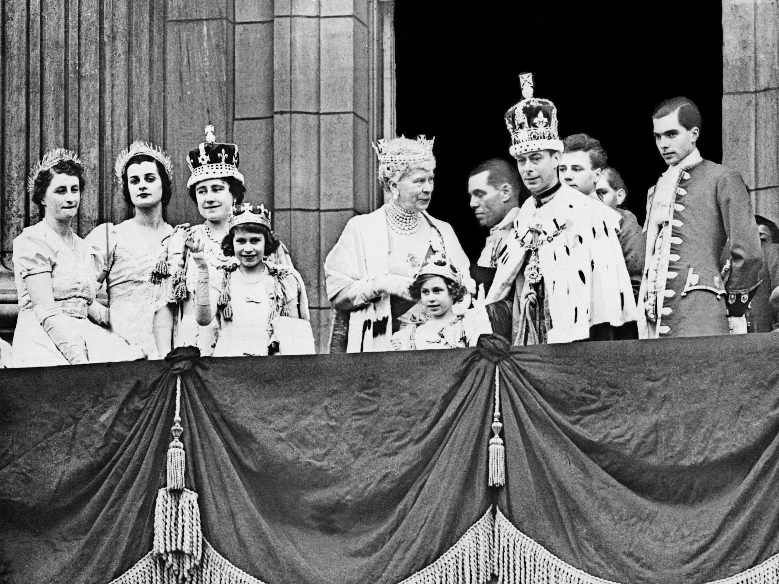 La coronación del rey George VI en 1937; Isabel, con 10 años, se convierte en la heredera del trono