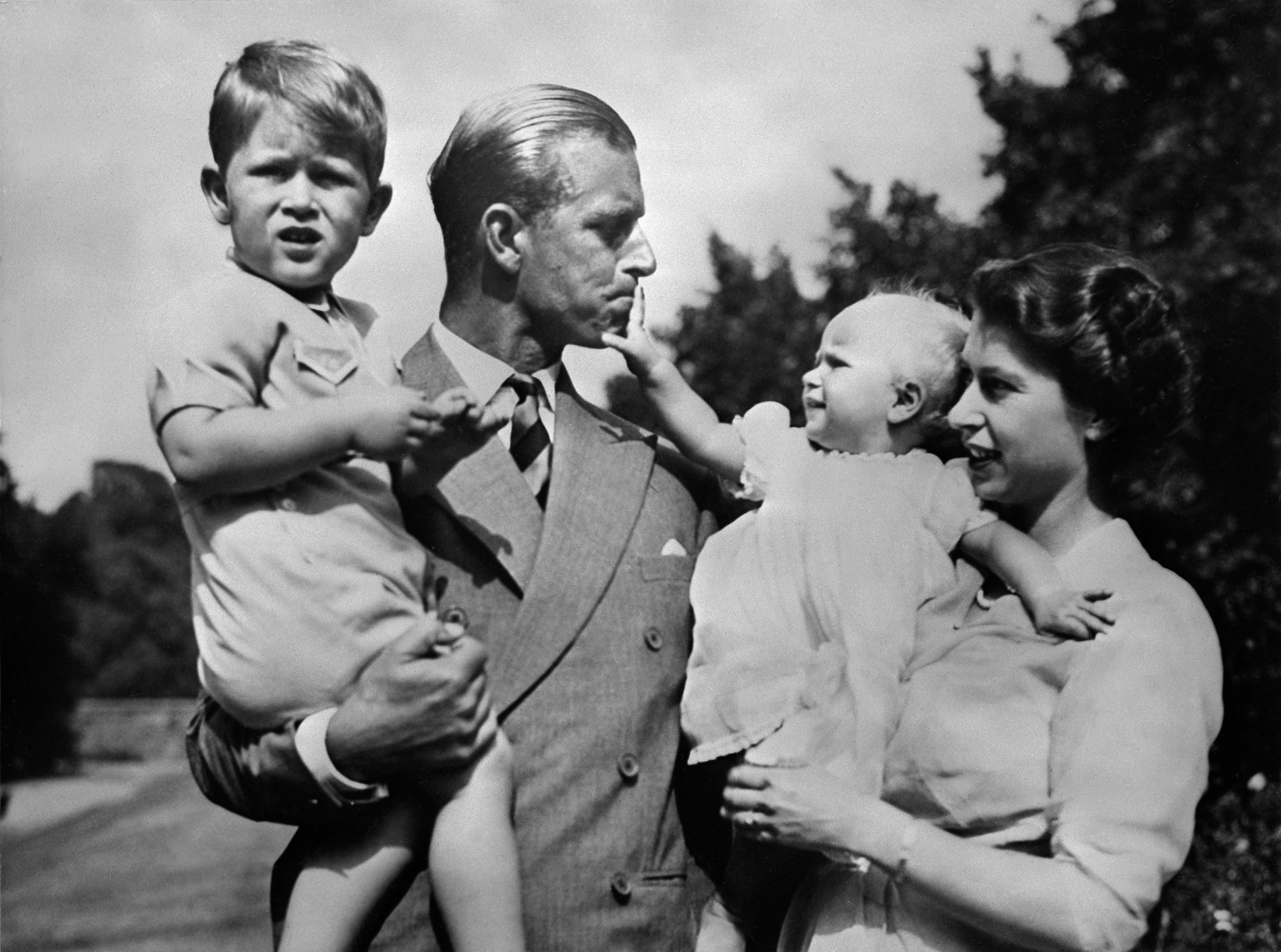 De izquierda a derecha, el príncipe Carlos, el príncipe Felipe, la princesa Anne y la reina Isabel II en 1950
