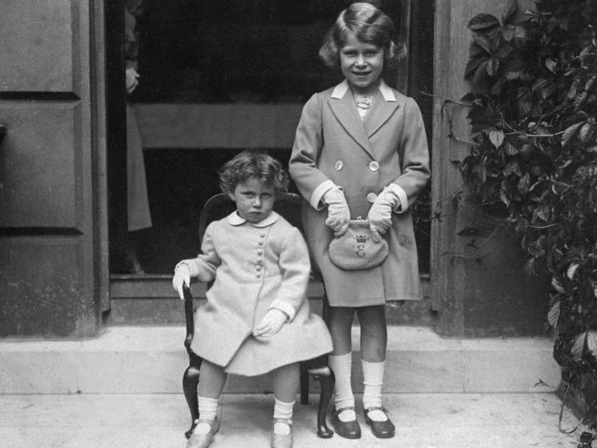 Isabel y su hermana menor, Margaret, en 1933