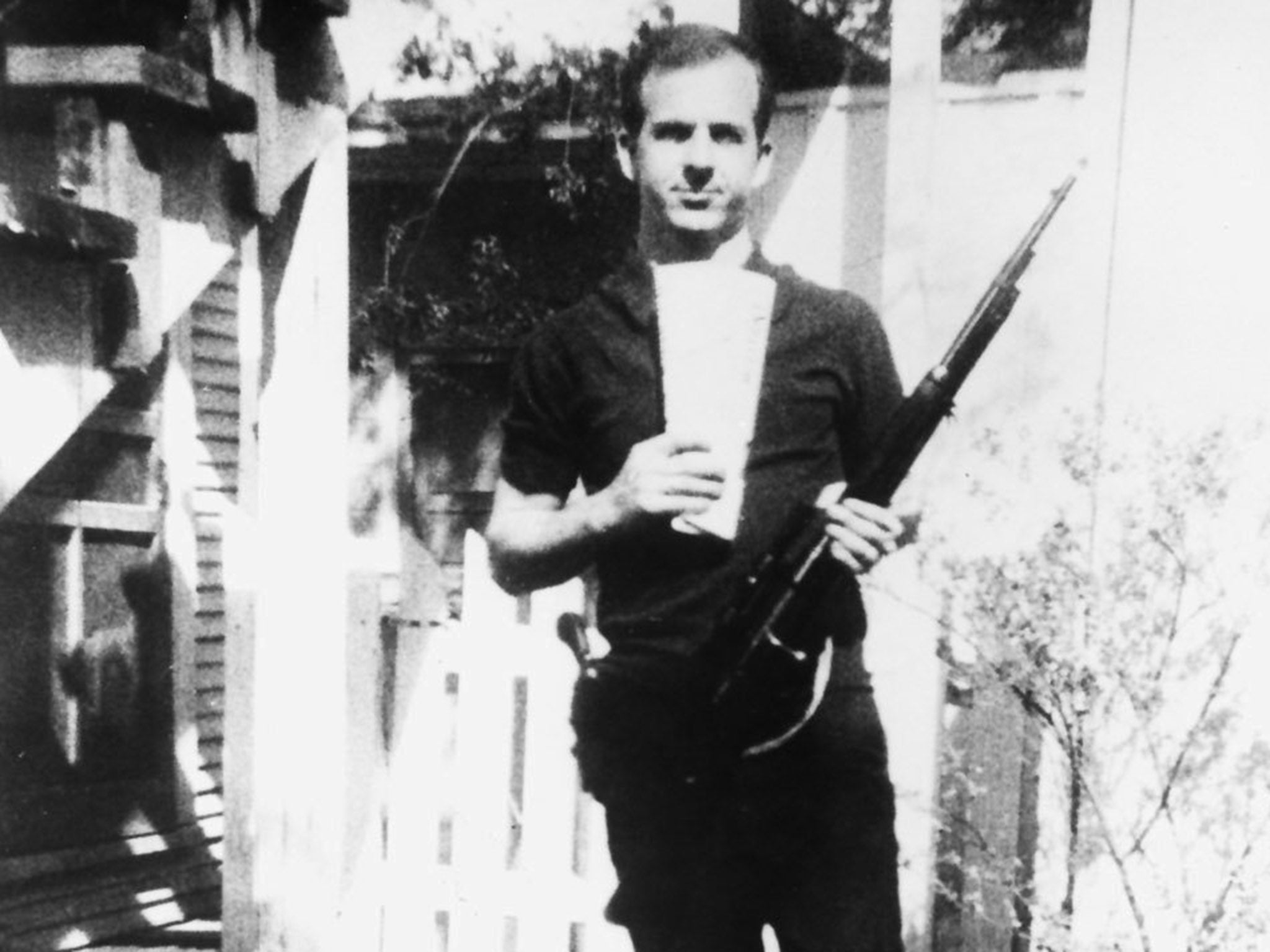 Oswald posa con el rifle Mannlicher-Carcano que después utilizaría para asesinar el presidente Kennedy