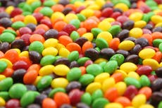 Alerta Willy Wonka: Esta empresa paga 78 mil dólares anuales por comer dulce