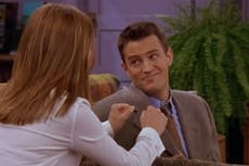 Matthew Perry le “rogó” a los productores de ‘Friends’ que eliminaran un rasgo esencial de su personaje