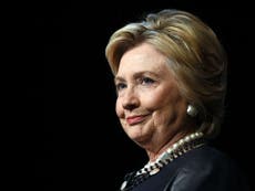 Hillary Clinton ha estado organizando vuelos chárter fuera de Afganistán para mujeres en riesgo, dicen los informes