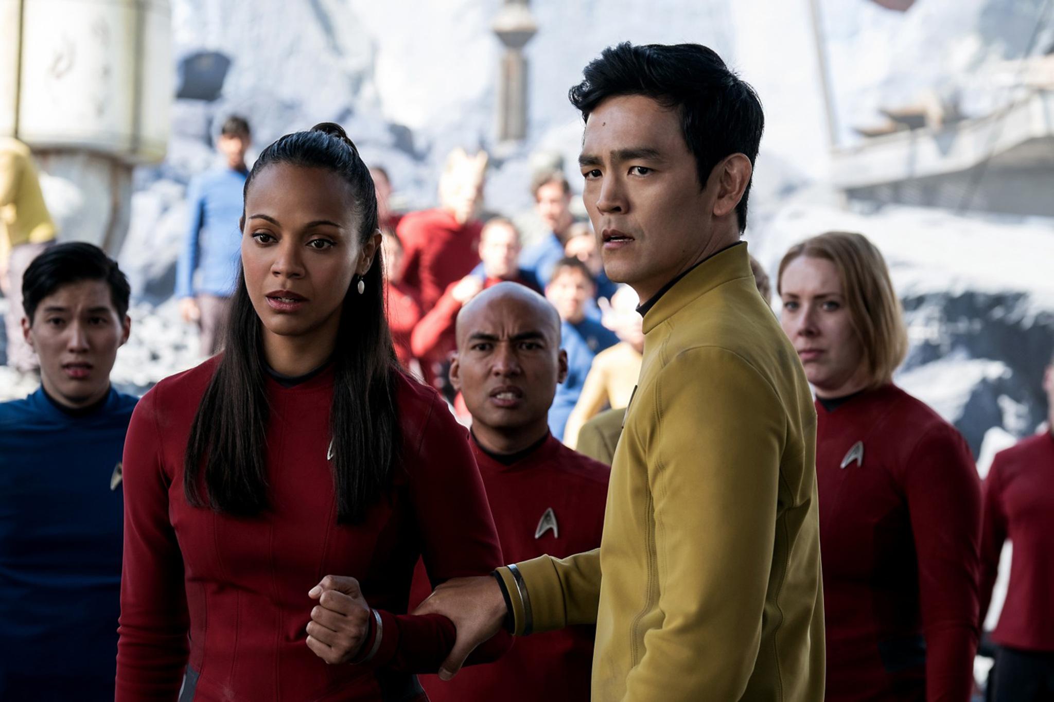 Zoe Saldana como Uhura y John Cho como Sulu en una escena de ‘Star Trek Beyond’ de 2016