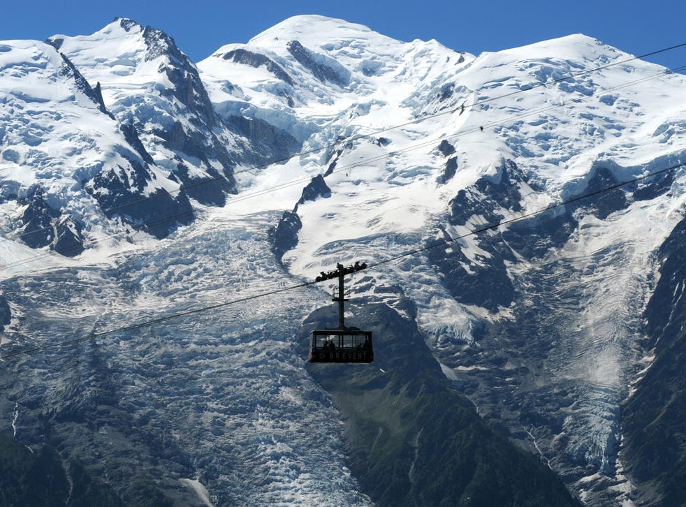 <p>Varias rutas populares al Mont Blanc y otros picos quedaron suspendidas</p>