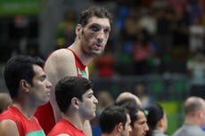 El segundo hombre más alto del mundo triunfa en los Paralímpicos en voleibol sentado