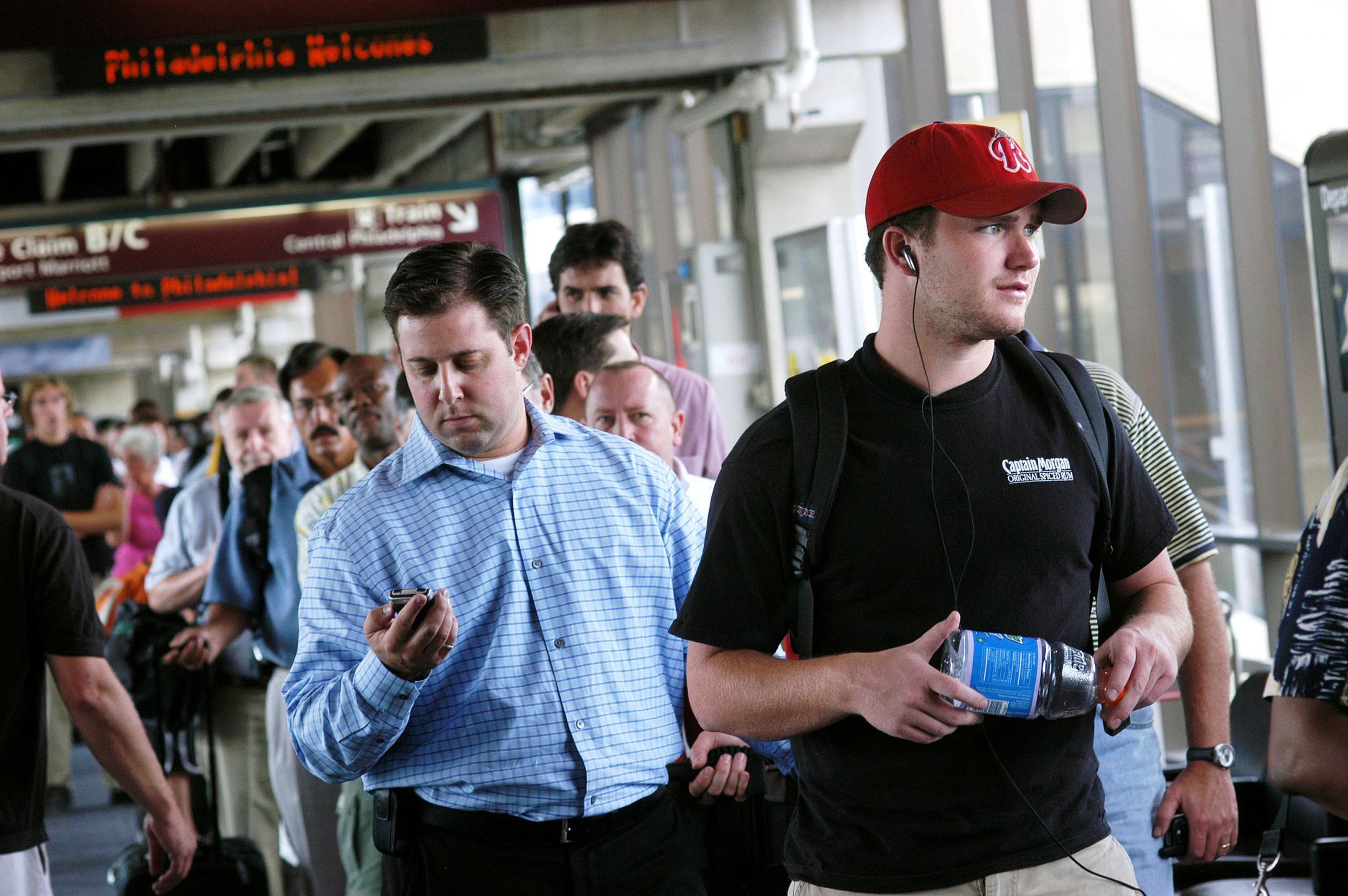 COVID: Millones de ciudadanos llenan los aeropuertos en Estados Unidos