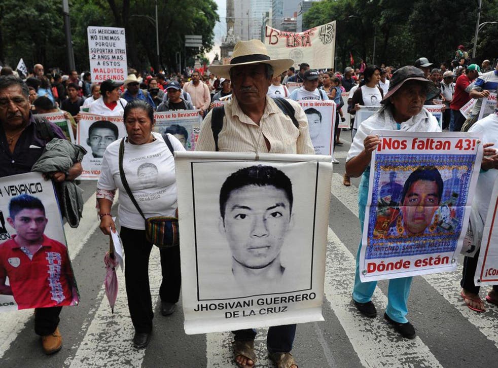 Amigos y familiares de los 43 estudiantes desaparecidos en Ayotzinapa.