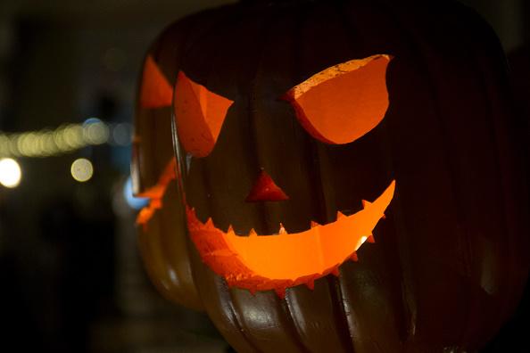 La leyenda de Jack O’ Lantern dice que un hombre que engañó al diablo para que nunca pudiera tocar su alma por lo que, al morir, fue condenado a penar por el mundo con un nabo como linterna