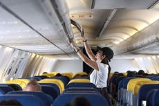 Surge debate en TikTok sobre el debido lugar del equipaje de mano durante un vuelo
