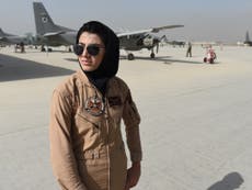 “No crean” la propaganda de los talibanes sobre los derechos de las mujeres, afirma piloto afgana