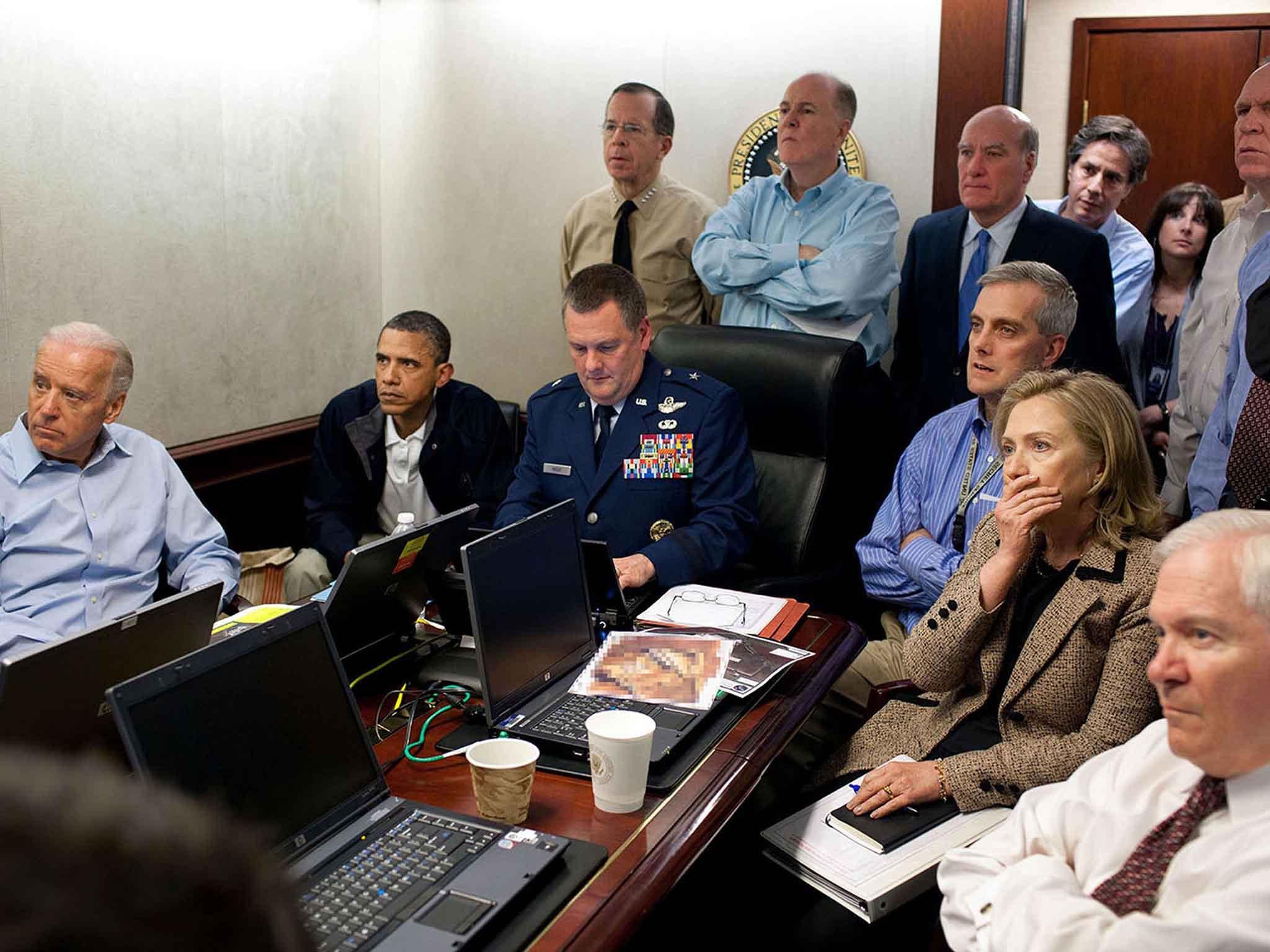 El fotógrafo de la Casa Blanca, Pete Souza, capturó esta icónica imagen del entonces presidente Barack Obama y sus asesores monitoreando la misión del Navy SEAL Team 6 para capturar o matar a Osama bin Laden