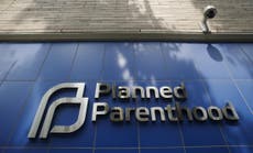 Administración de Biden revierte medida de Trump que excluyó a Planned Parenthood de planificación familiar