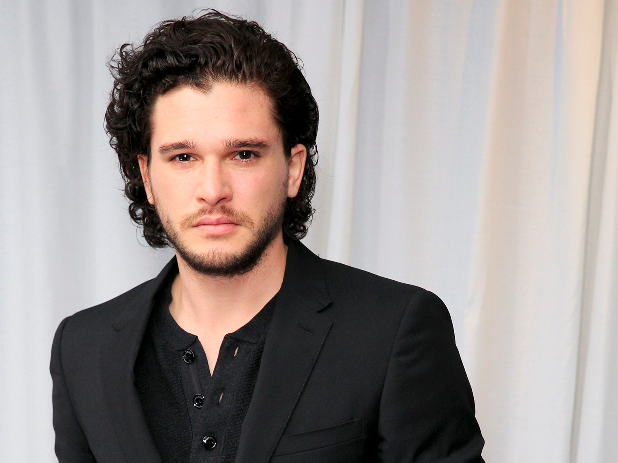 Kit Harington sustituirá a Nichoulas Hoult debido a conflictos de agenda