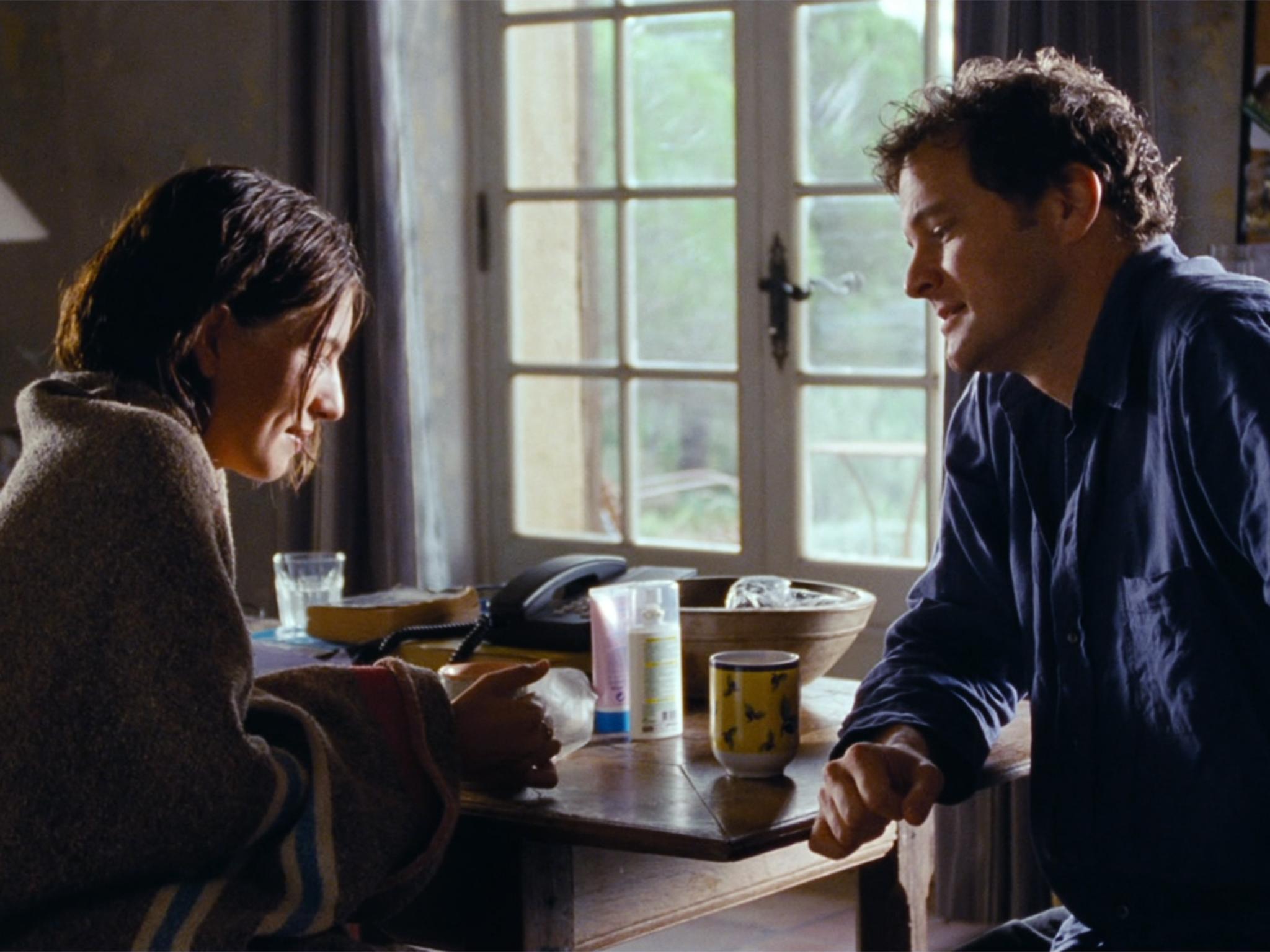 El novelista Jamie (Colin Firth) y su ama de llaves portuguesa Aurelia (Lucia Moniz) que no habla inglés